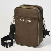 【SALE】BAYFLOW ペットボトルがタテに入る！ LOGO SHOULDER BAG BOOK KHAKI