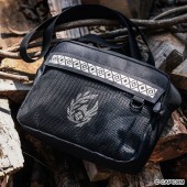 モンスターハンターワイルズ 調査隊エンブレム入りショルダーバッグBOOK