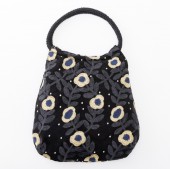 【SALE】kippis 刺しゅうラウンドトートバッグ　Lentokukka black