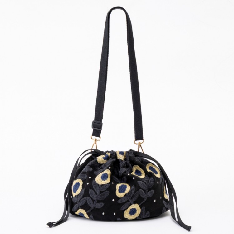 【SALE】kippis 刺しゅう巾着ショルダーバッグ　Lentokukka black
