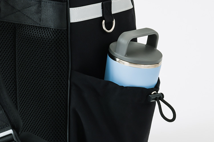 機能3 水筒やペットボトルがそのままスッポリ入る