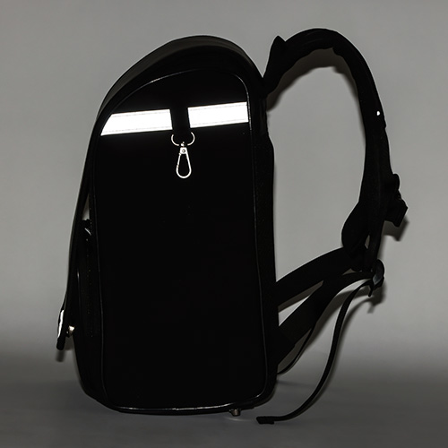 ランドセルリュック 車のライトに反射して光る