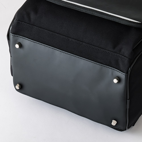 ナチュラルカラーに映えるロゴタグ