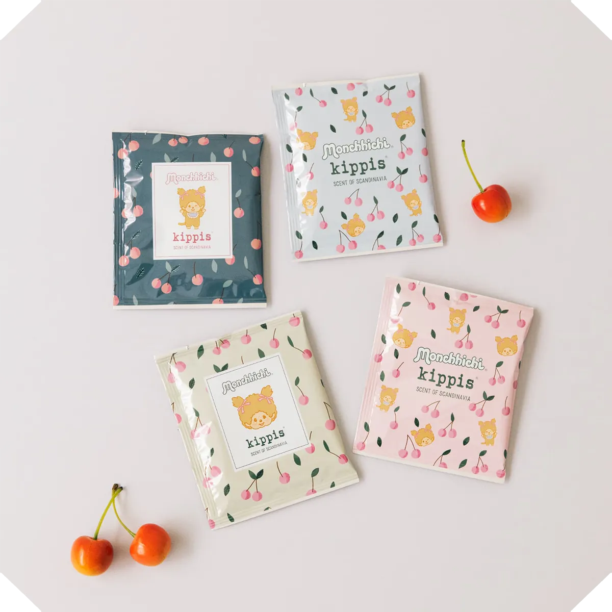 【商品写真】4色展開のドリップコーヒー。ピンク、ブルーカラーのパッケージは、Kirsikka柄の中にモンチッチがデザインされています。ベージュ、グリーンカラーのパッケージは、モンチッチがセンターにデザインされています。