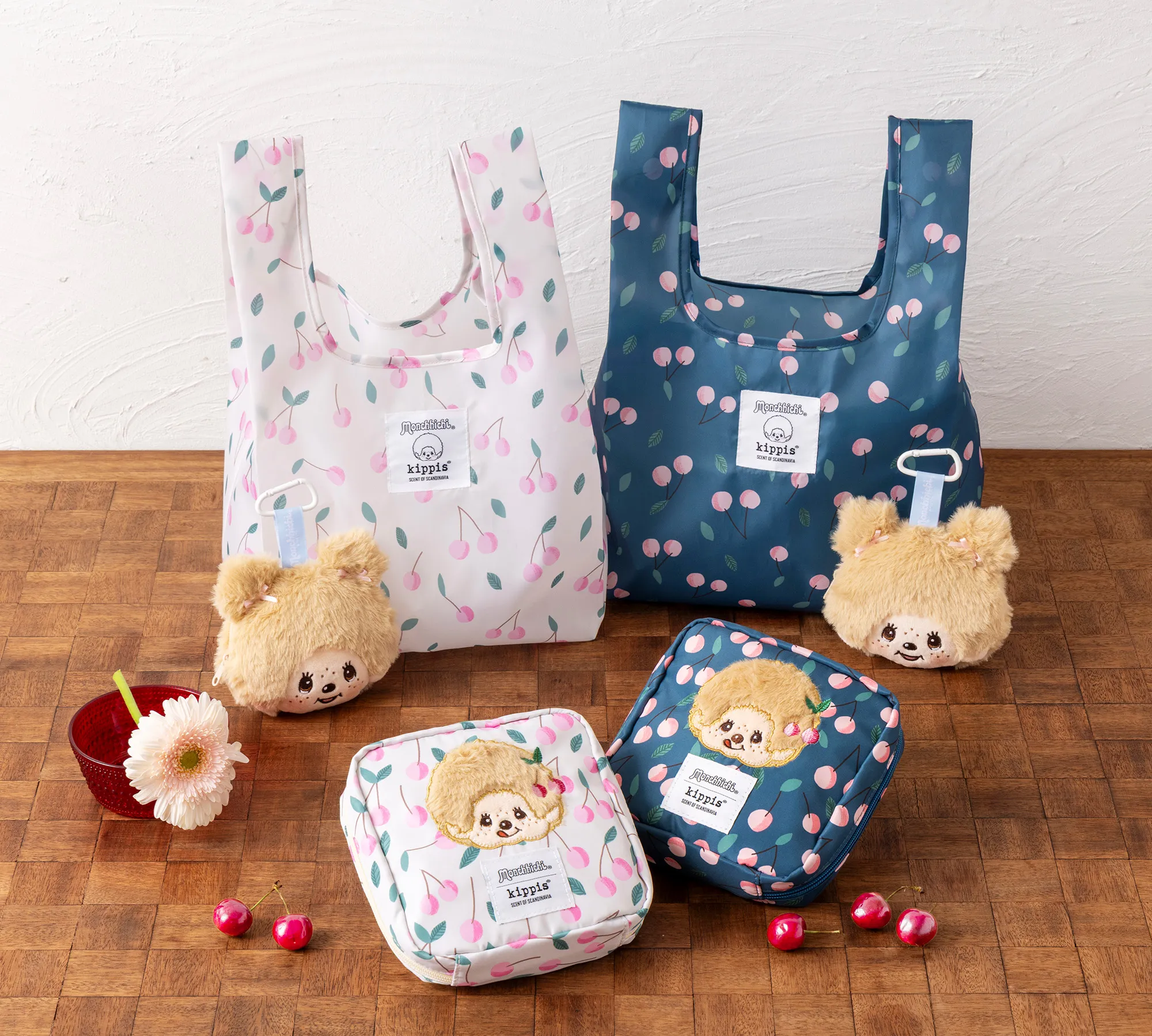 【商品写真】コラボレーションアイテムのぬいぐるみチャーム付きエコバッグと、コスメ＆ガジェットポーチ