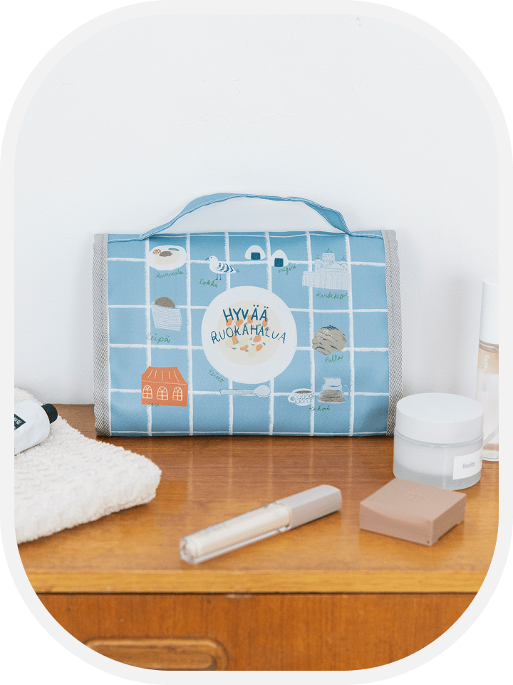 【商品写真】ボストンバッグと同じ「Hyvää ruokahalua」のイラストがデザインされているトラベルポーチ