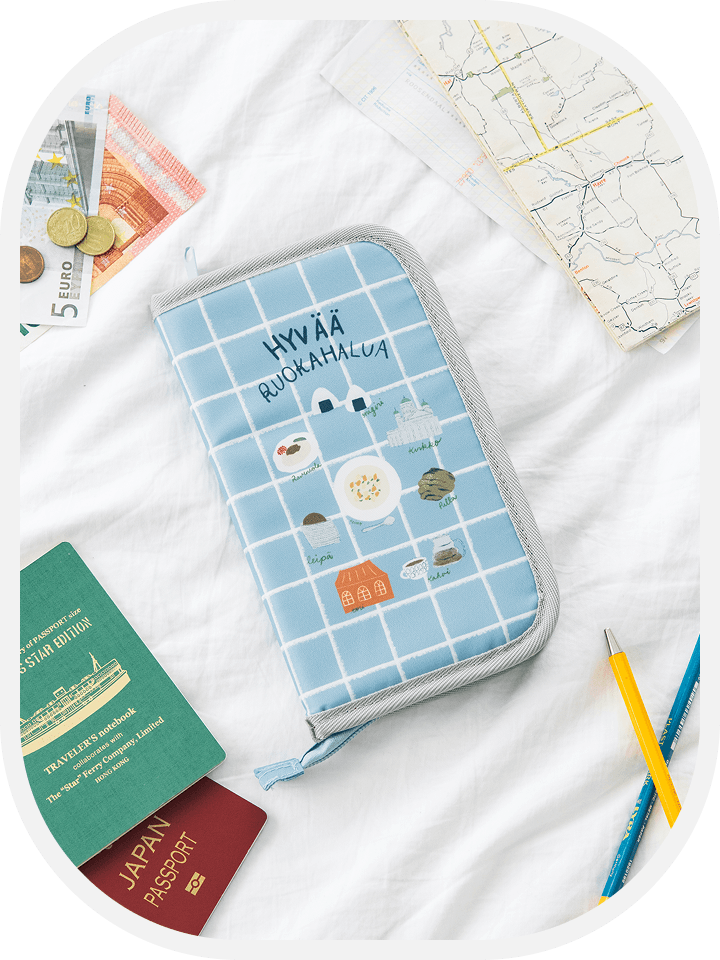 【商品写真】ボストンバッグと同じ「Hyvää ruokahalua」のイラストがデザインされているパスポートケース