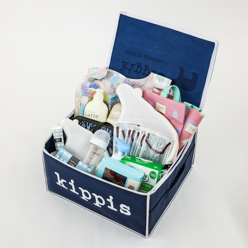 【写真】kippis BABY BOXを開けた状態。哺乳瓶やスタイ、母子手帳ケースなどのアイテムが詰め込まれています