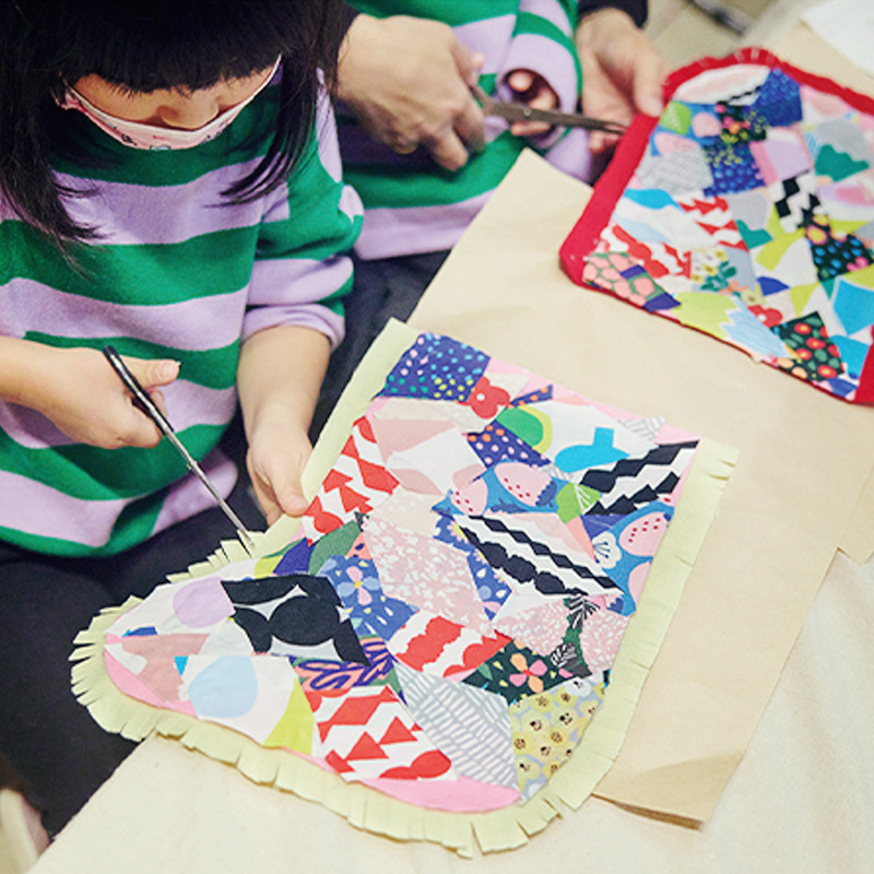【写真】ハサミを使って作品を制作しているワークショップに参加中の子ども