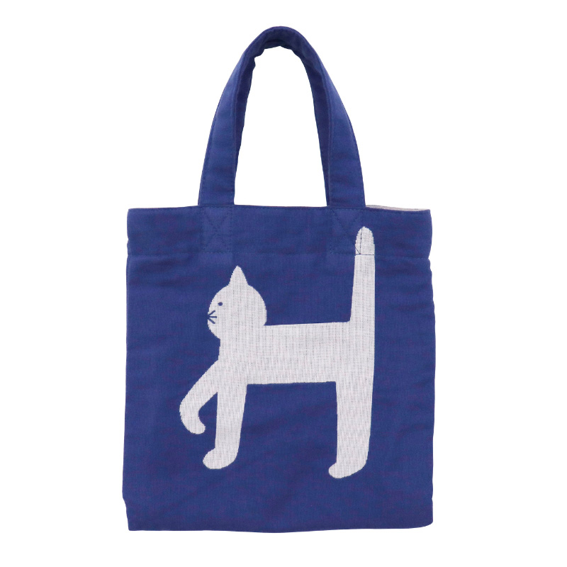 【商品写真】ピンとしっぽを立てて、しっかりと前を見すえて歩く猫のシルエットが描かれたブルーのミニバッグ
