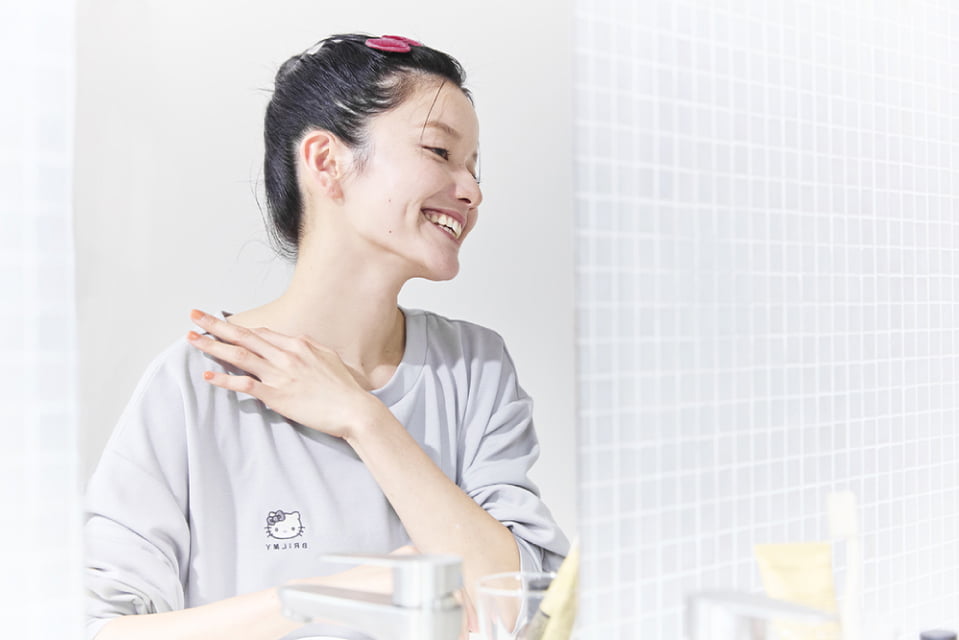 HELLO KITTY × BRILMYのイメージカット プルオーバーの襟元