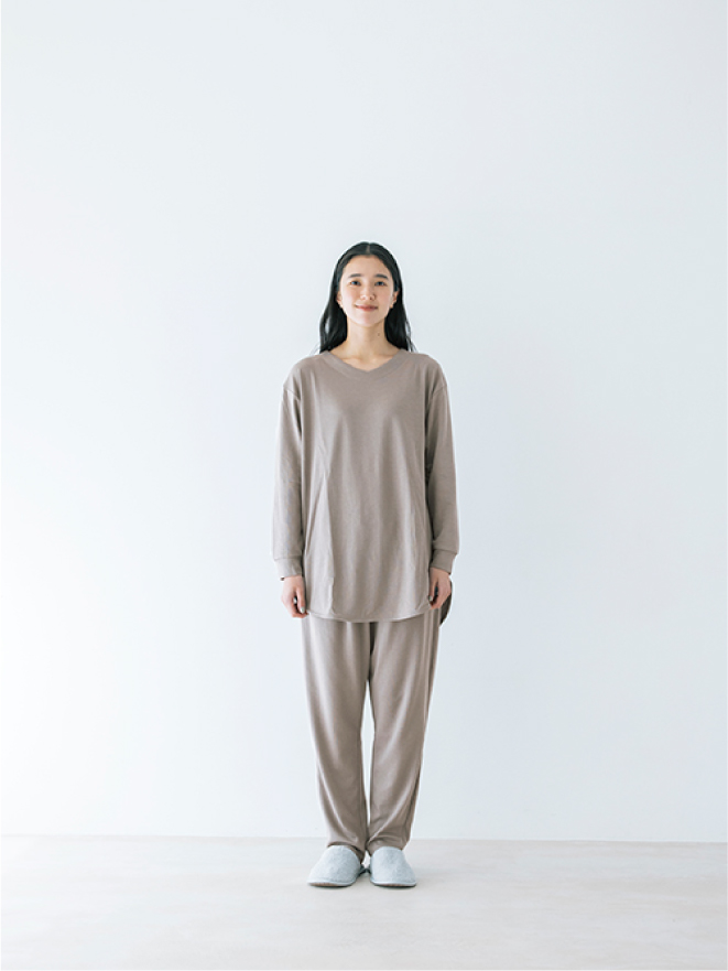 Recoverypro Lab. 疲労回復ウェア 大人のおしゃれ手帖 上下セット（長袖チュニック・ロングパンツ） グレージュ イメージカット