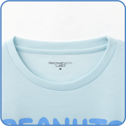Recoverypro Lab. 疲労回復ウェア SNOOPYのトップスの襟元