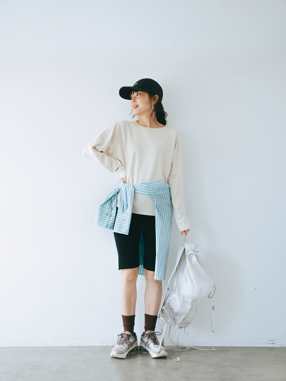 ボトムスを選ばず合わせやすい、着回し力の高い一着